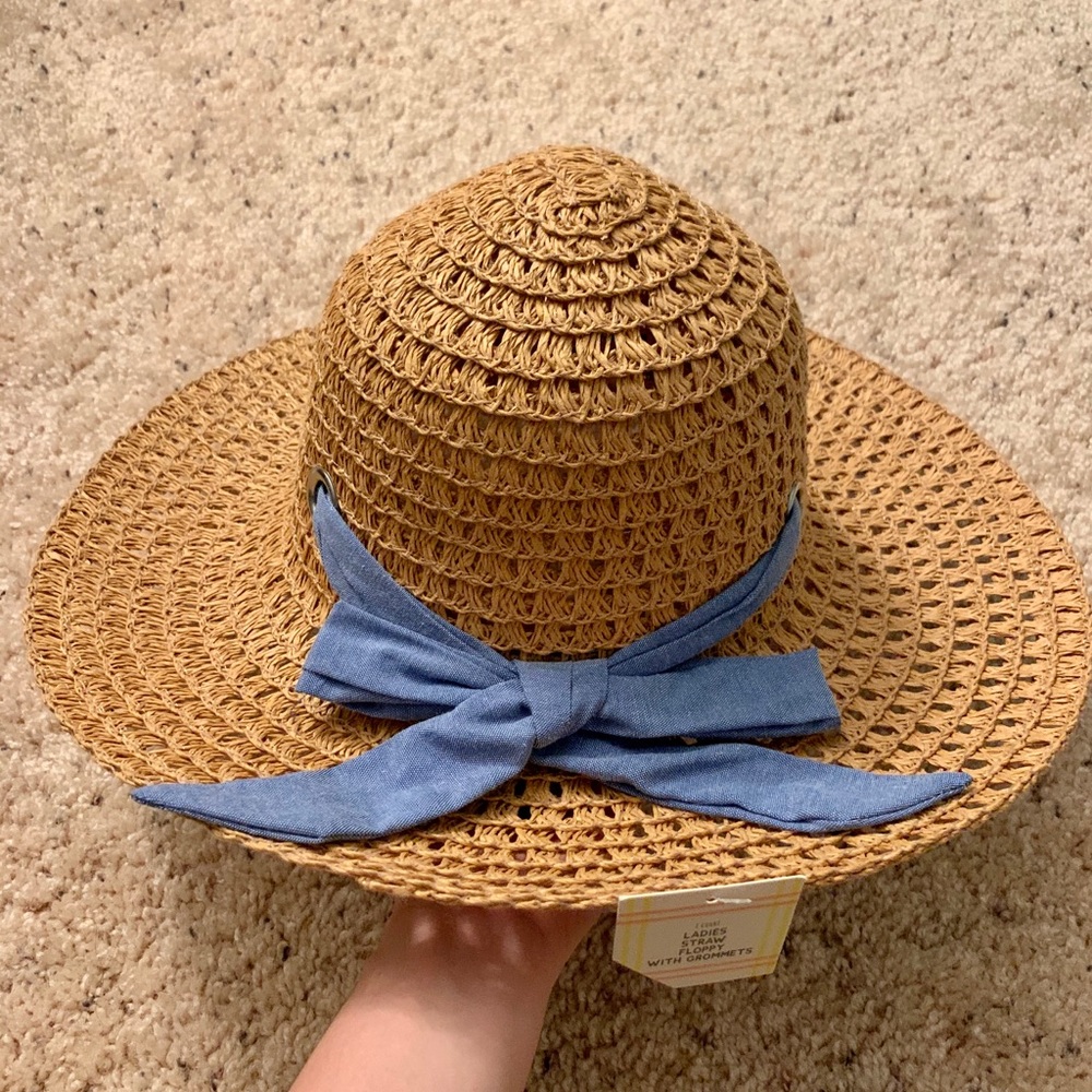 NWT! Ladies Straw Floppy With Grommets